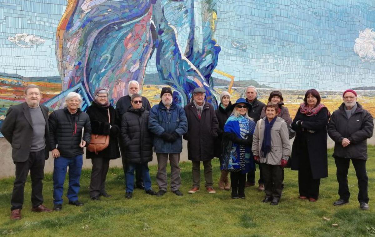 Alumnes de la UNED amb el Grup 69 durant la visita.