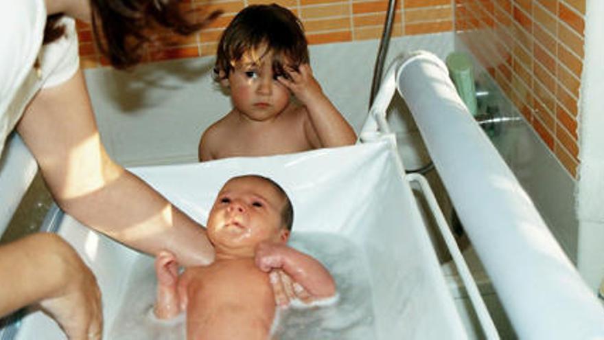 Los pediatras recomiendan bañar sólo con agua a los pequeños.