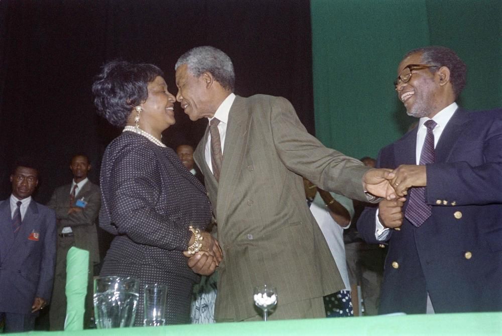 Nelson Mandela besa a su entonces esposa Winnie tras la elección de Oliver Tambo como presidente del Congreso Nacional Africano en Durban. AFP