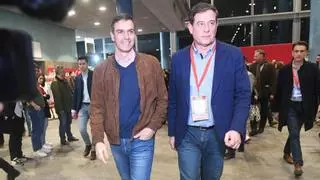 Pedro Sánchez irrumpe por sorpresa en A Coruña para arropar a Besteiro