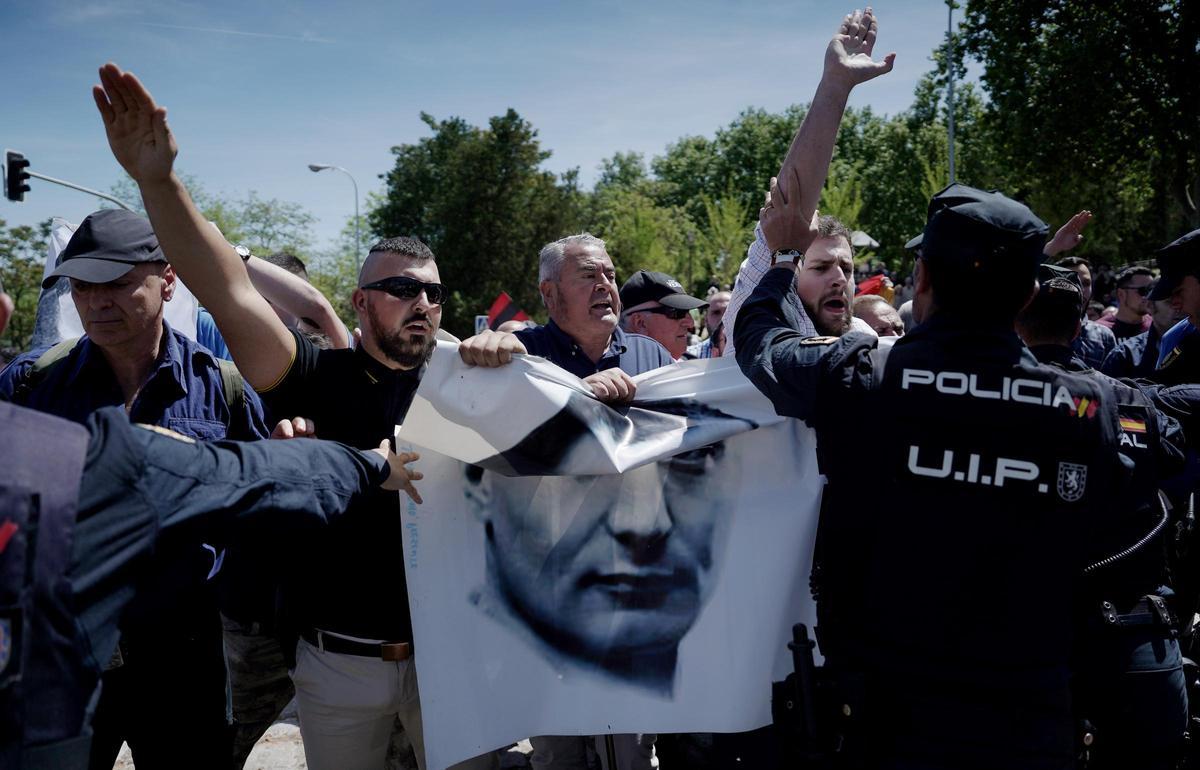 Falangistas protagonizan incidentes en Madrid por el traslado de los restos de José Antonio Primo de Rivera