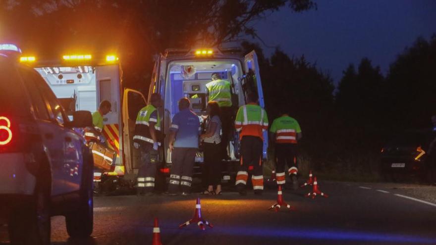 Dos jóvenes heridos, uno de ellos grave, en un accidente de tráfico en la carretera entre Luanco y Avilés