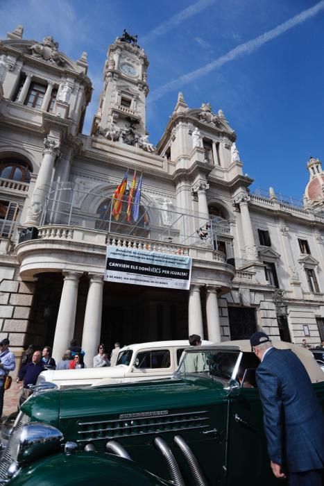 Salida de la ronda fallera de coches antiguos desde la plaza del Ayuntamiento de València.