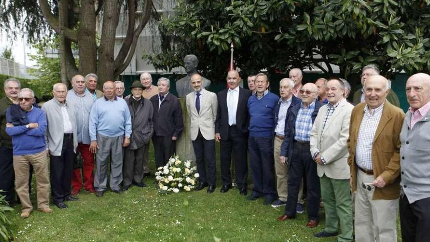 Los veteranos, ante el busto de Jesús Revuelta.