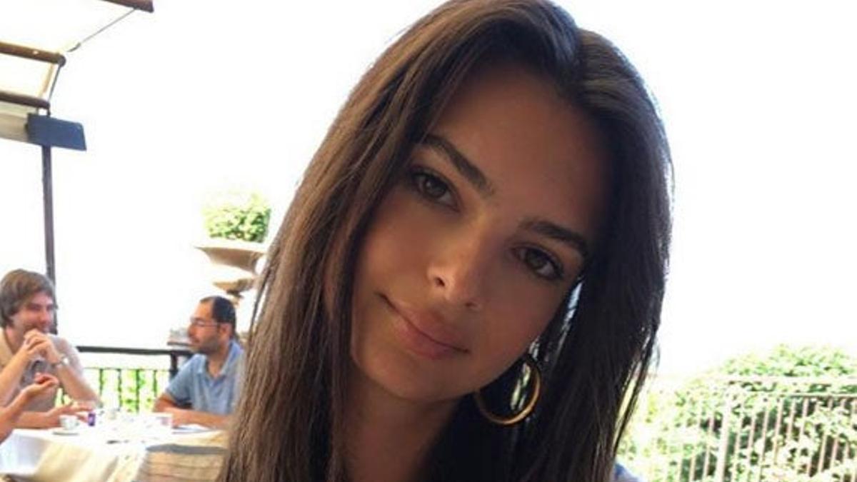 Emily Ratajkowski con cami a rayas