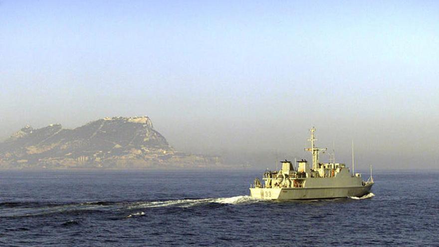 El buque &#039;Tambre&#039;, navegando frente a Gibraltar.