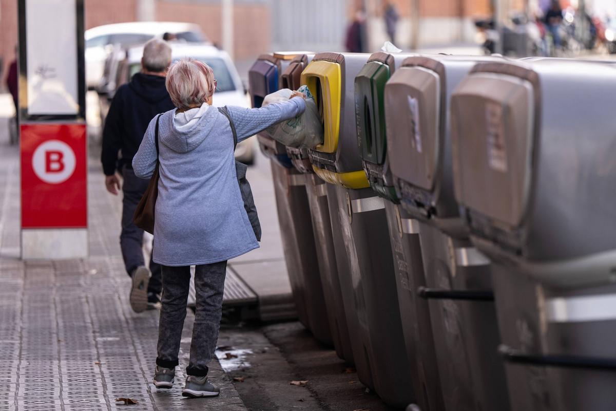 Imagen de archivo de marzo de 2025 de una señora tirando la basura para ilustrar una noticia sobre el tasazo de basuras
