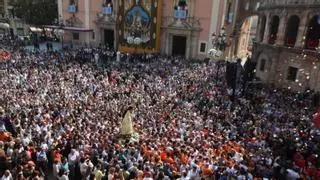 Miles de valencianos acompañan a la Virgen de los Desamparados en su traslado