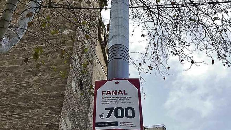 Straßenlaterne, die mit einem Preisschild versehen wurde.