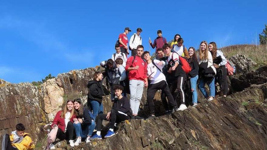 Los alumnos que han apadrinado la península de Monteferro, en una visita al conjunto geológico.