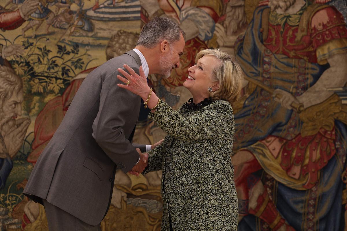 Felipe VI se reúne con Hillary Clinton en la Zarzuela