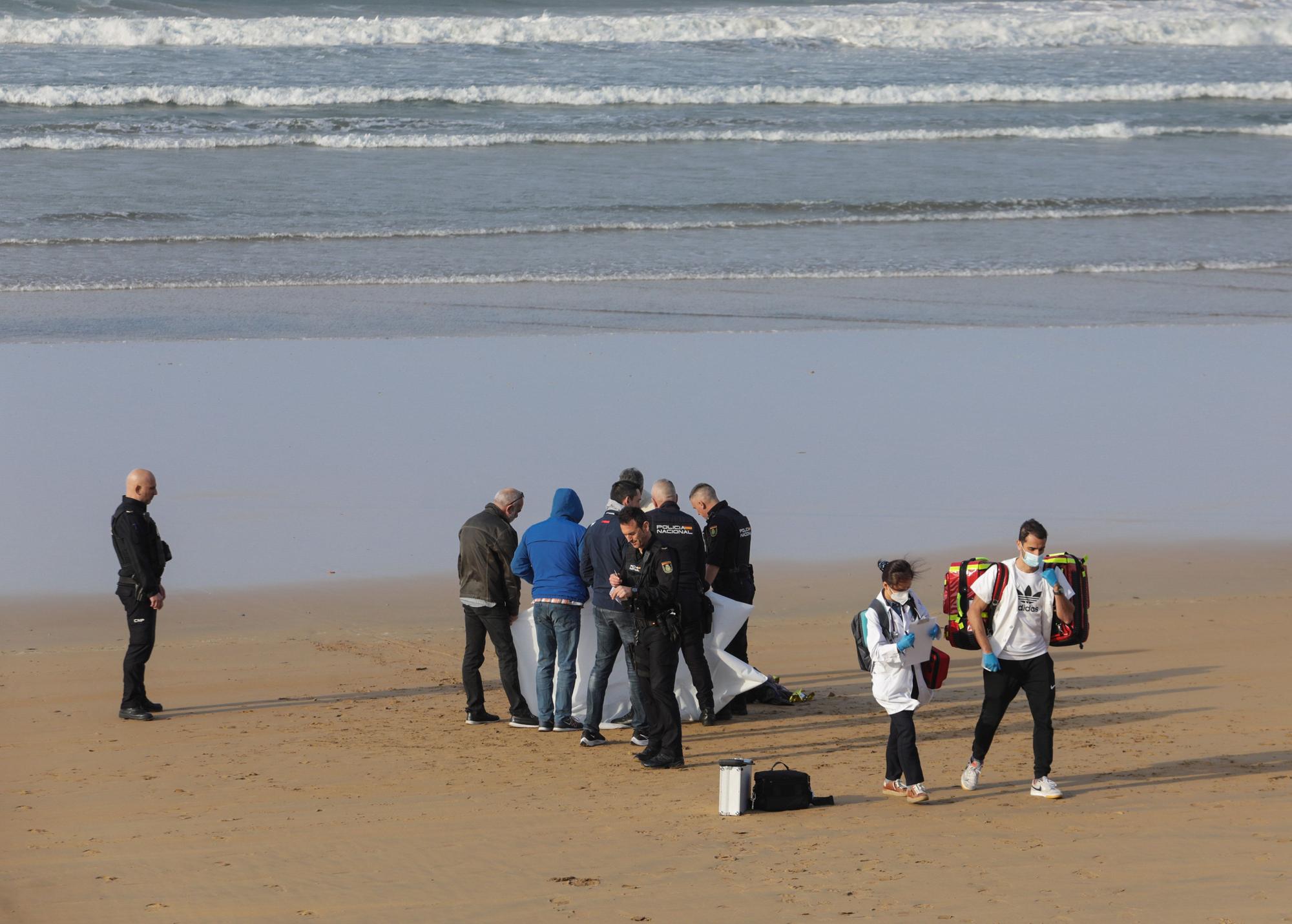 Hallan en Gijón el cadáver de un hombre flotando en el mar