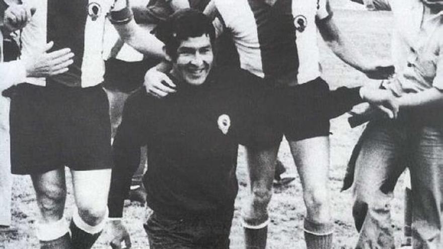 Humberto, acompañado de Rivera y Varela, abandona arrodillado el Sadar en mayo del 74 tras conseguir el ascenso