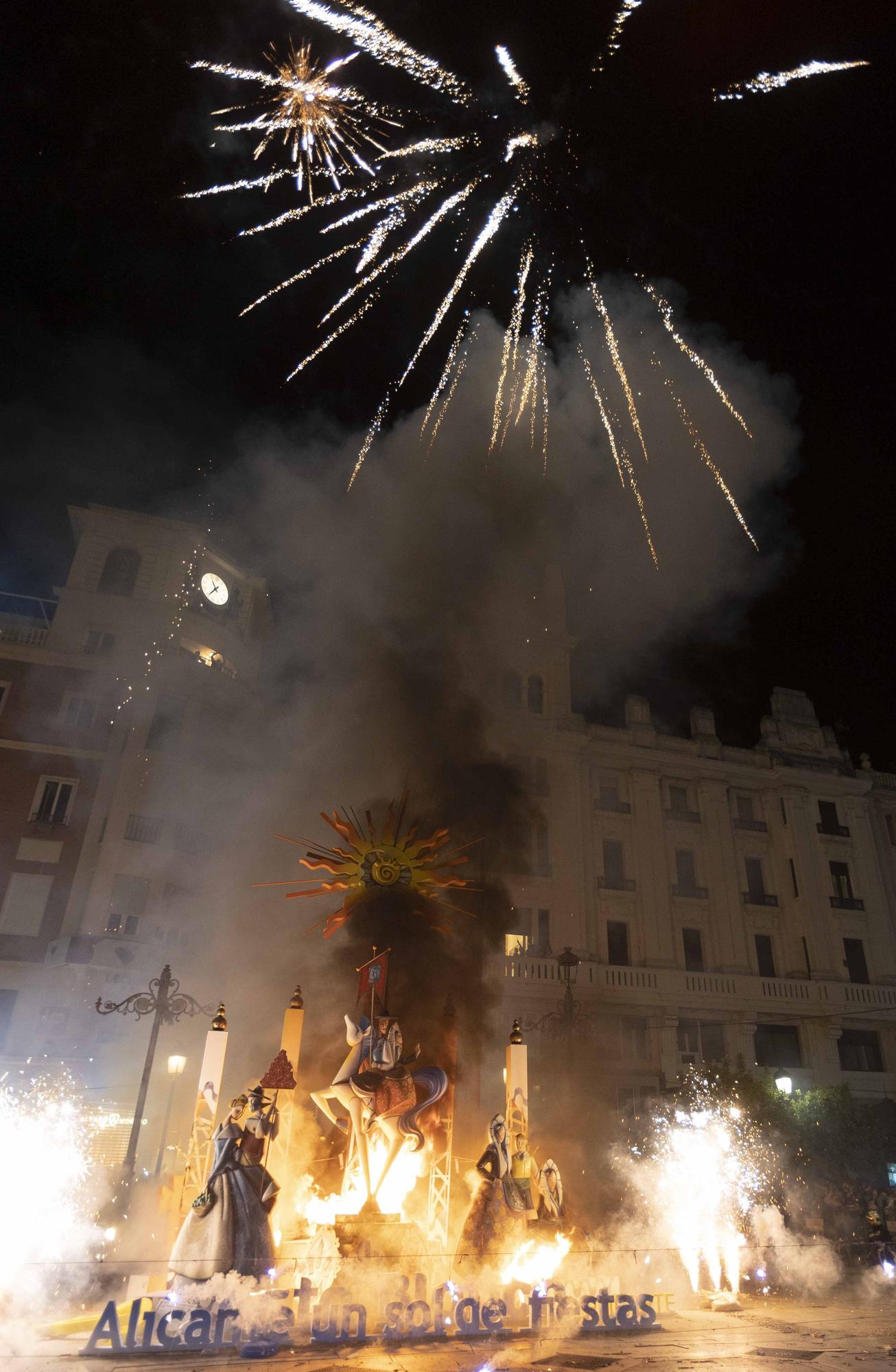 Pasacalles de las bellezas  y cremà Hogueras de Sant Joan en Córdoba