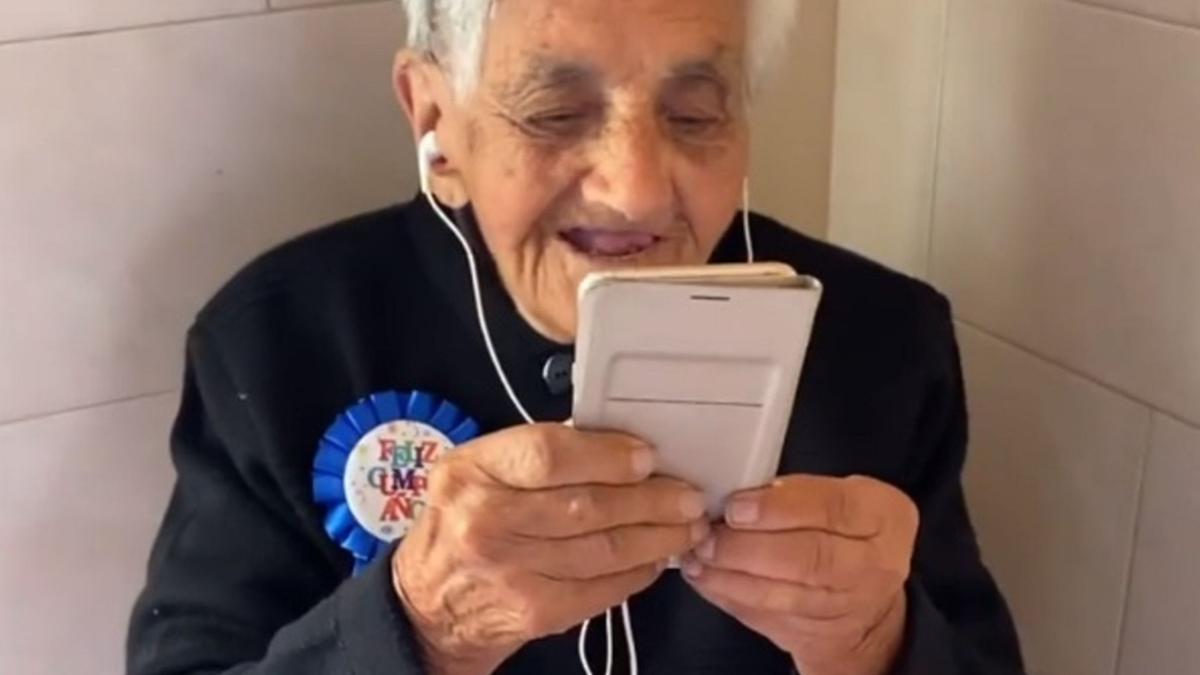 Ana María durante una videollamada en su 105 cumpleaños.