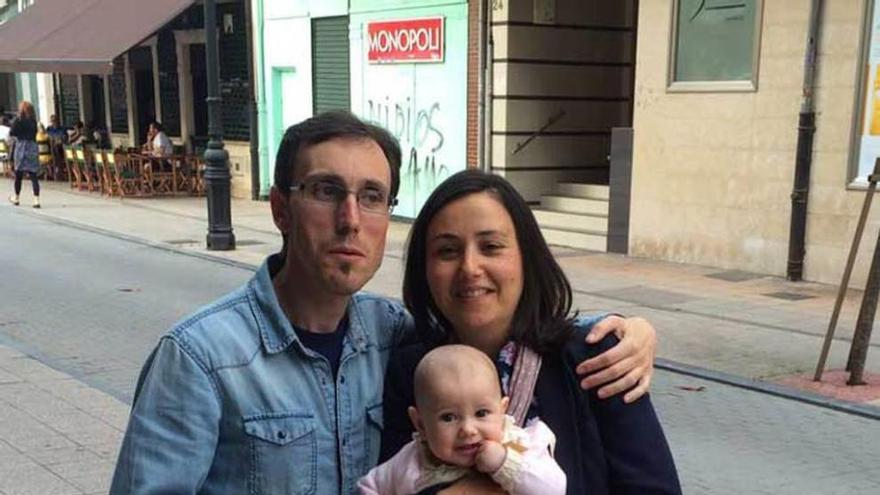 Los langreanos Javier Argüelles y Elena Rodríguez, con su hija Inés, nacida el pasado mes de febrero.