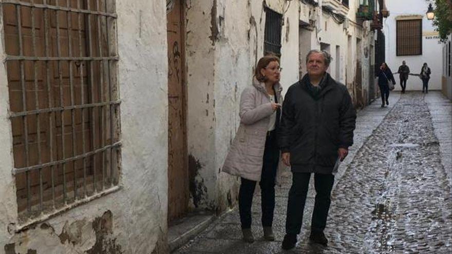 Salvador Fuentes y Laura Ruiz, en la calle Armas en el año 2019 cuando aún no gobernaba el PP, denunciaron el mal estado del casco.