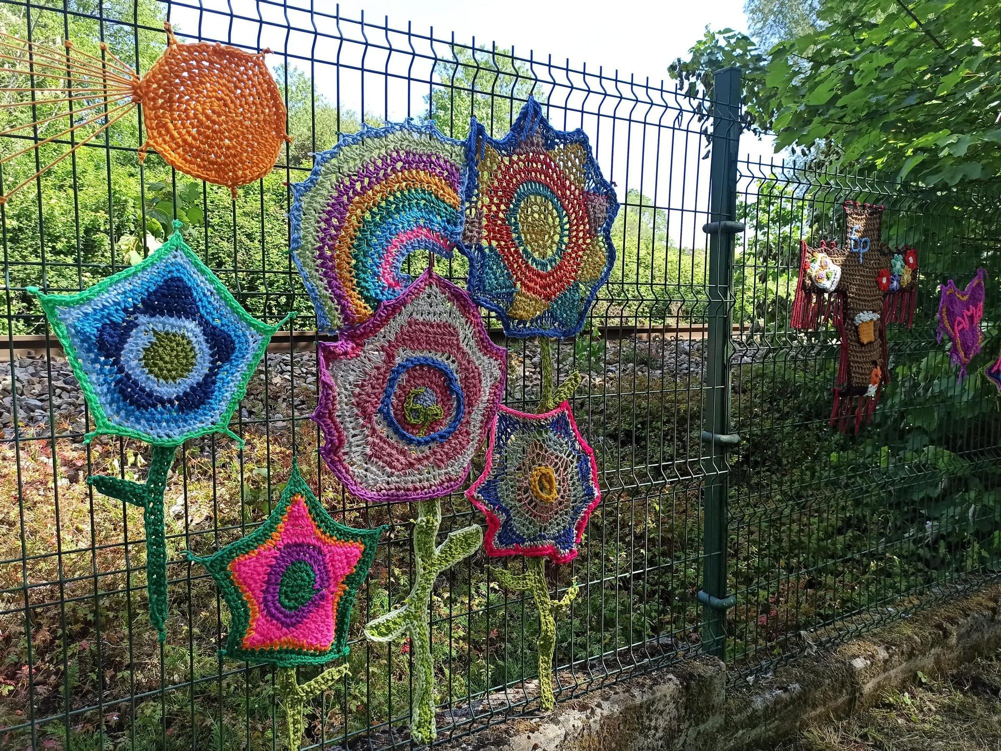 El arte urbano se teje en la Pola, el artista "6p" llena la Senda del Nora de ganchillo: "Si alguien se siente solo, que se sienta más acompañado"