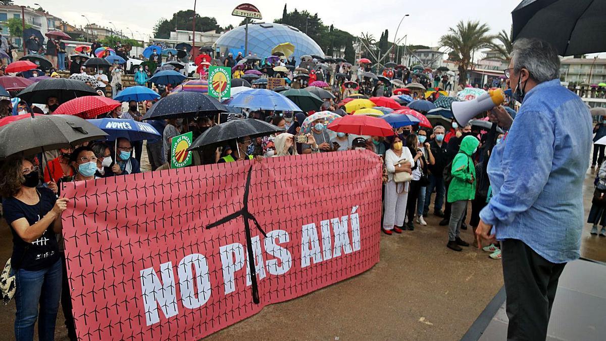 Manifestació a l'Escala contra els macroparcs eòlics, marins i solars