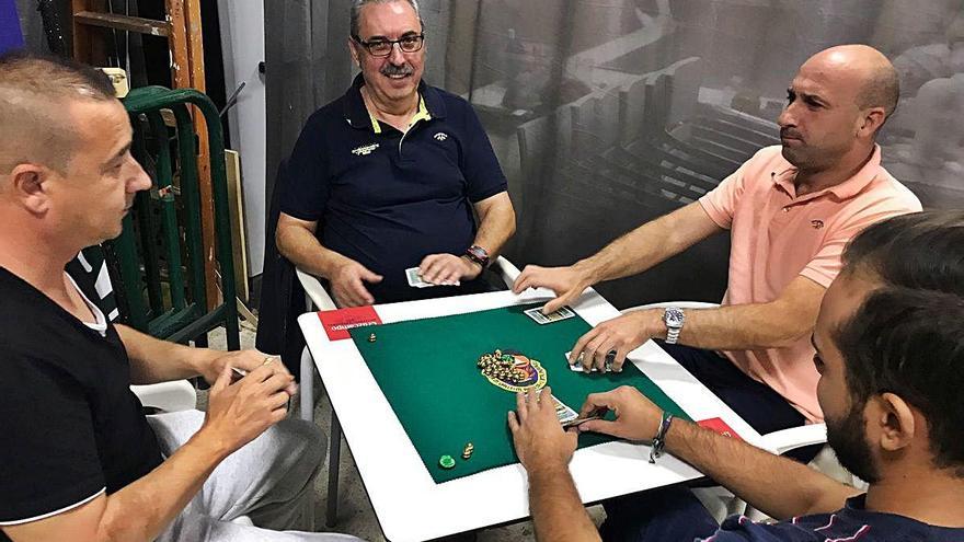 Jugadores de «truc» en el pasado campeonato de la Agrupación de Fallas del Marítim.