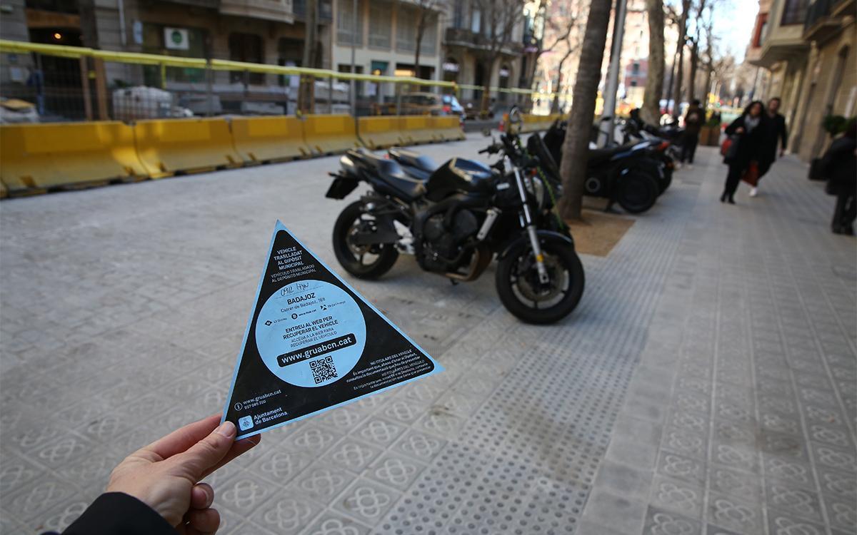 Avisos i possibles multes miren d’aturar la proliferació de motos mal aparcades a la superilla de Barcelona