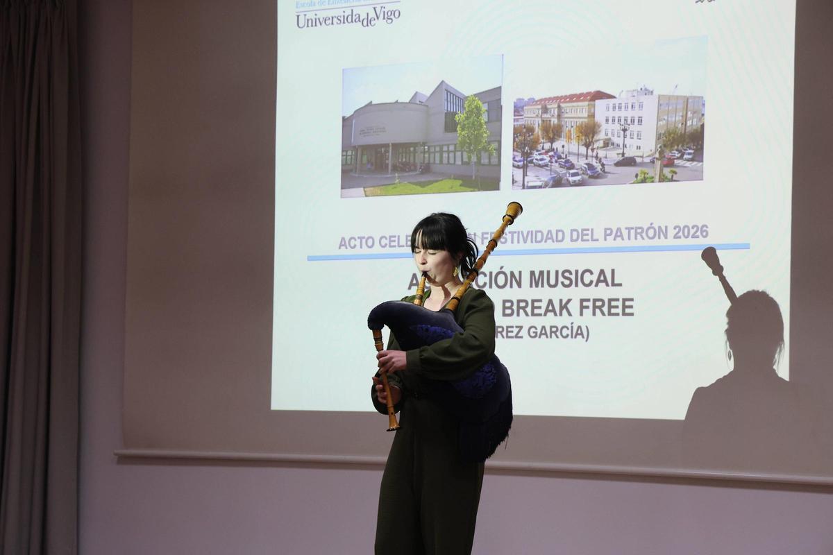 Actuación de la alumna Uxía Pérez, que interpretó con la gaita «I want to break free»