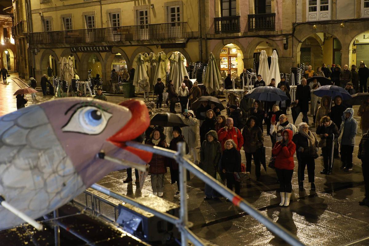 EN IMÁGENES: el entierro y quema de la sardina pone fin al multitudinario Antroxu de Avilés