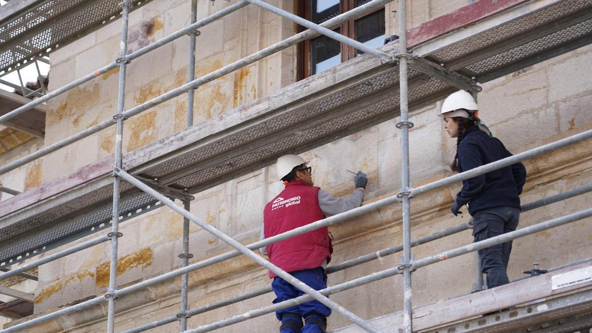 Meticuloso trabajo de restauración de las fachadas del Parador