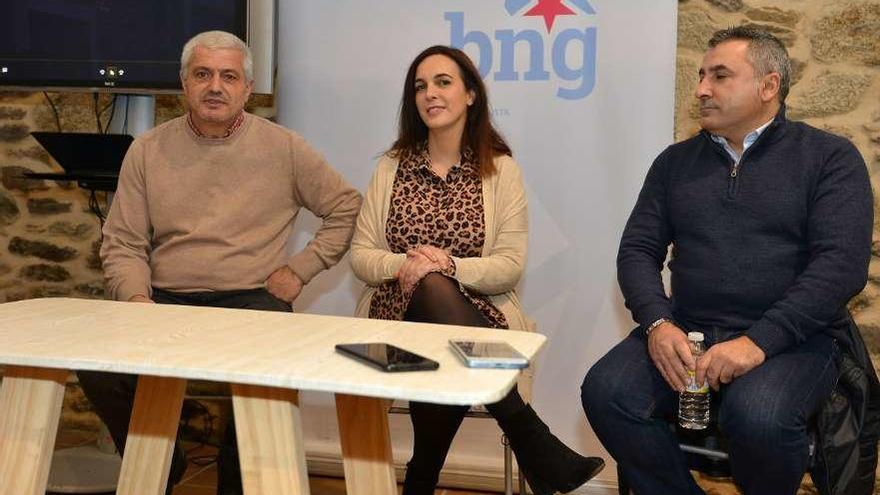 Maximino González, Sandra Fernández Agraso y David Otero, ayer en la Casa Mariñeira. // G. Santos