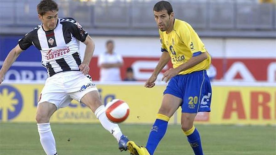 Roberto Trashorras golpea un balón ante el acoso de un rival en un partido con Las Palmas.