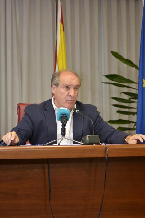 Pese a estar inhabilitado, el alcalde José García Liñares convoca un pleno extraordinario para que el Concello solicite un préstamo bancario de 2,6 millones de euros para la ejecución de varias obras.