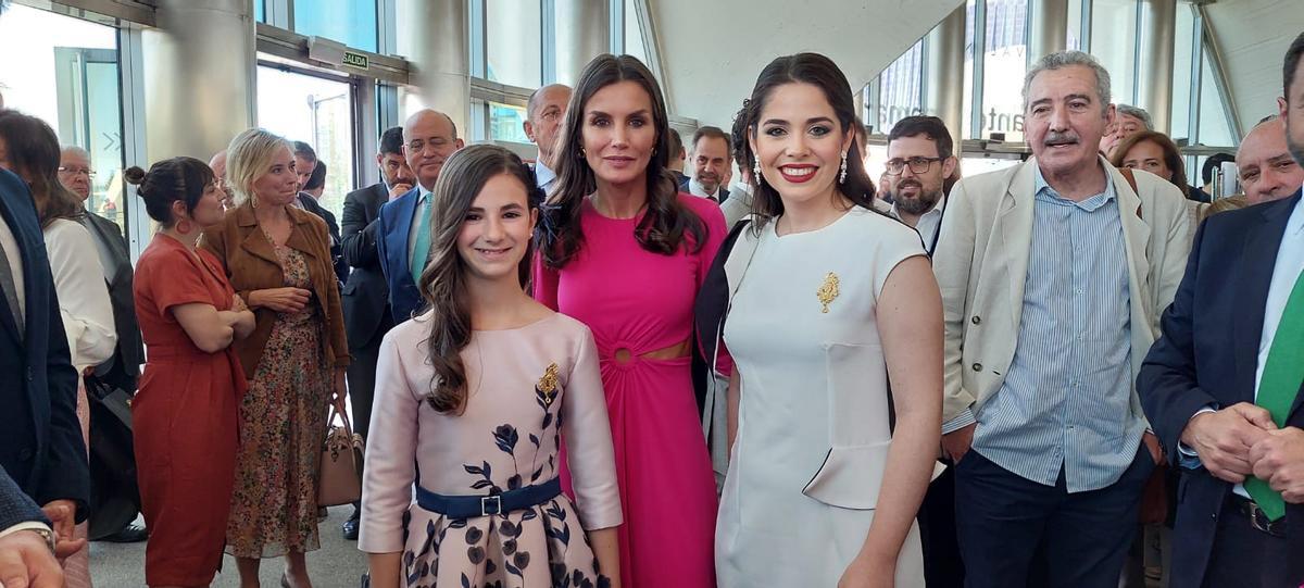 Nerea López y Carmen Martín, con la reina Letizia