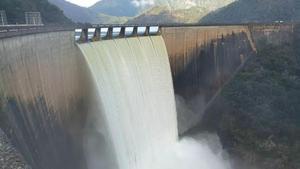 Imagen de la presa de Susqueda desembalsando agua por el aliviadero, el pasado 7 de marzo