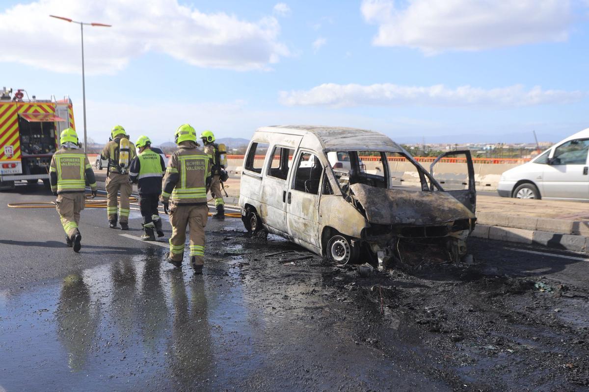 Arden dos vehículos en la autovia de Picanya tras colisionar