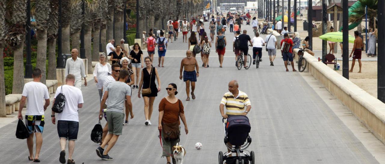 Los hosteleros proponen ampliar el paseo marítimo y abrirlo a más usos