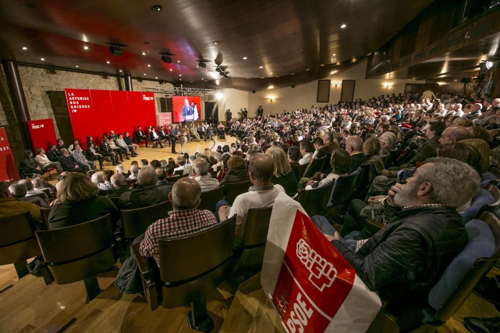Mitin del PSOE y paseo de Carmen Calvo por Oviedo
