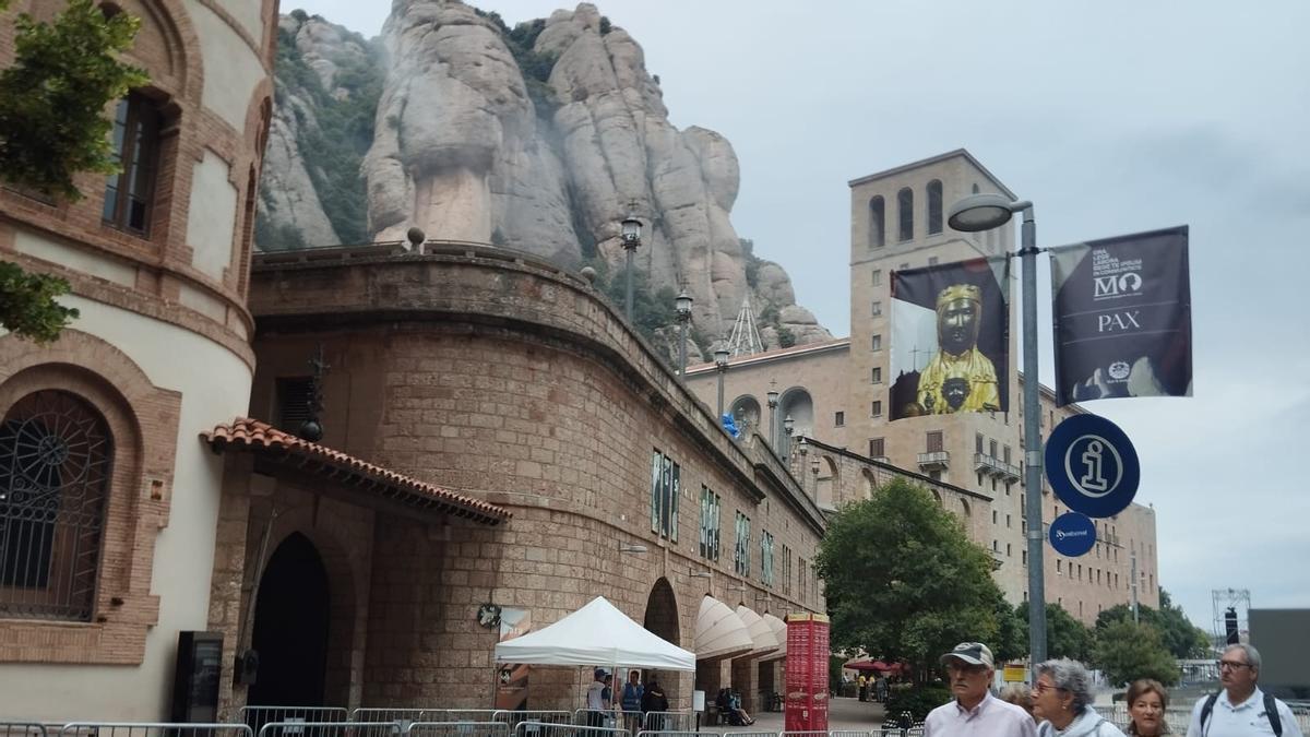 Primers visitants arribant a un Montserrat emboirat a quarts de 8 del matí