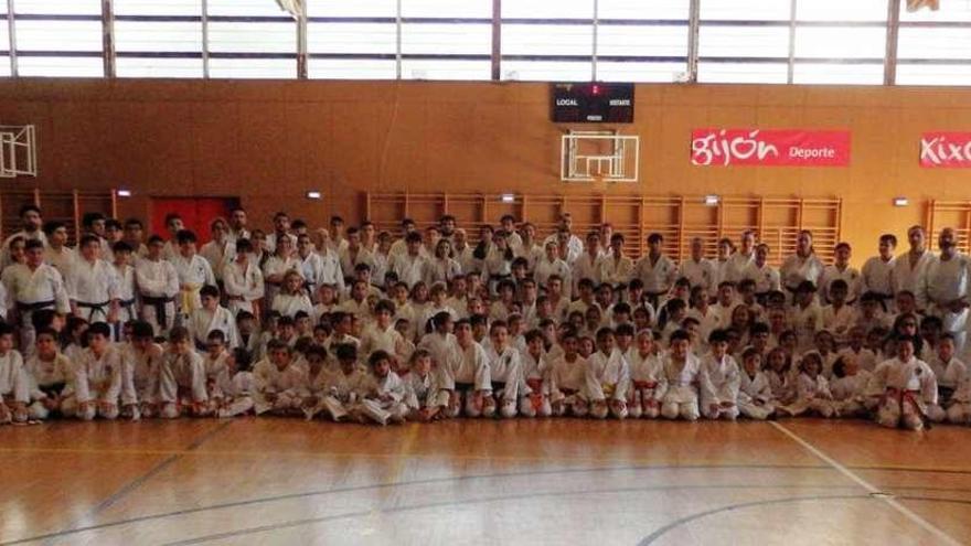 Participantes en el Curso Internacional de Kárate Shotokan &quot;Ciudad de Gijón&quot;.