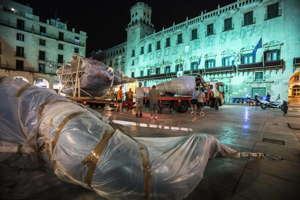 La Hoguera Oficial llega a la plaza del Ayuntamiento para abrir la plantà