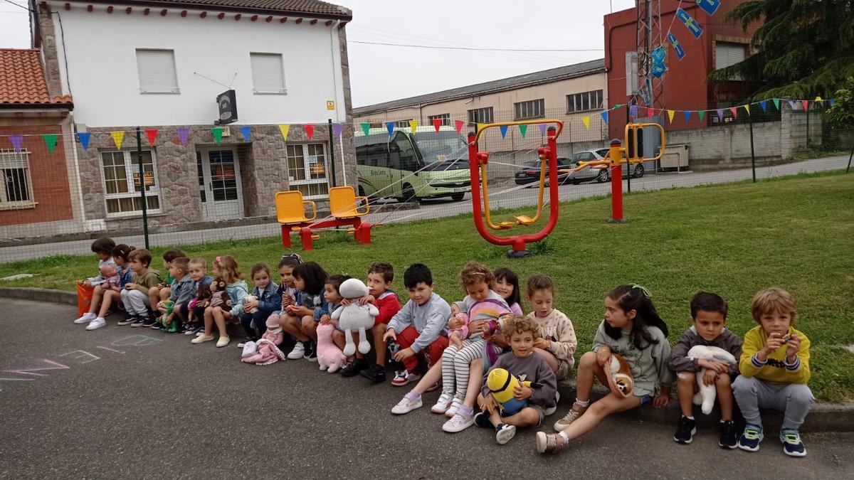 Los escolares de Faes, de visita a los "Güelifriends": así ha sido la singular jornada de convivencia con los abuelos de una residencia