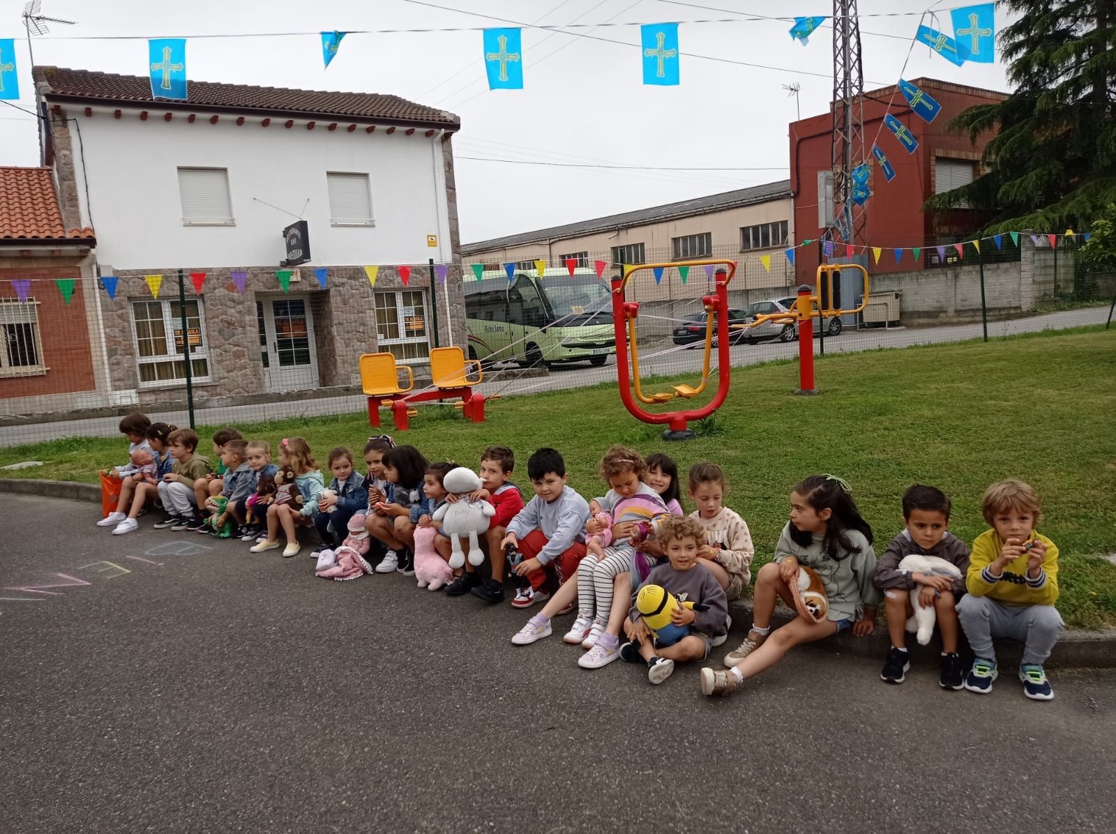 Los escolares de Faes, de visita a los "Güelifriends": así ha sido la singular jornada de convivencia con los abuelos de una residencia