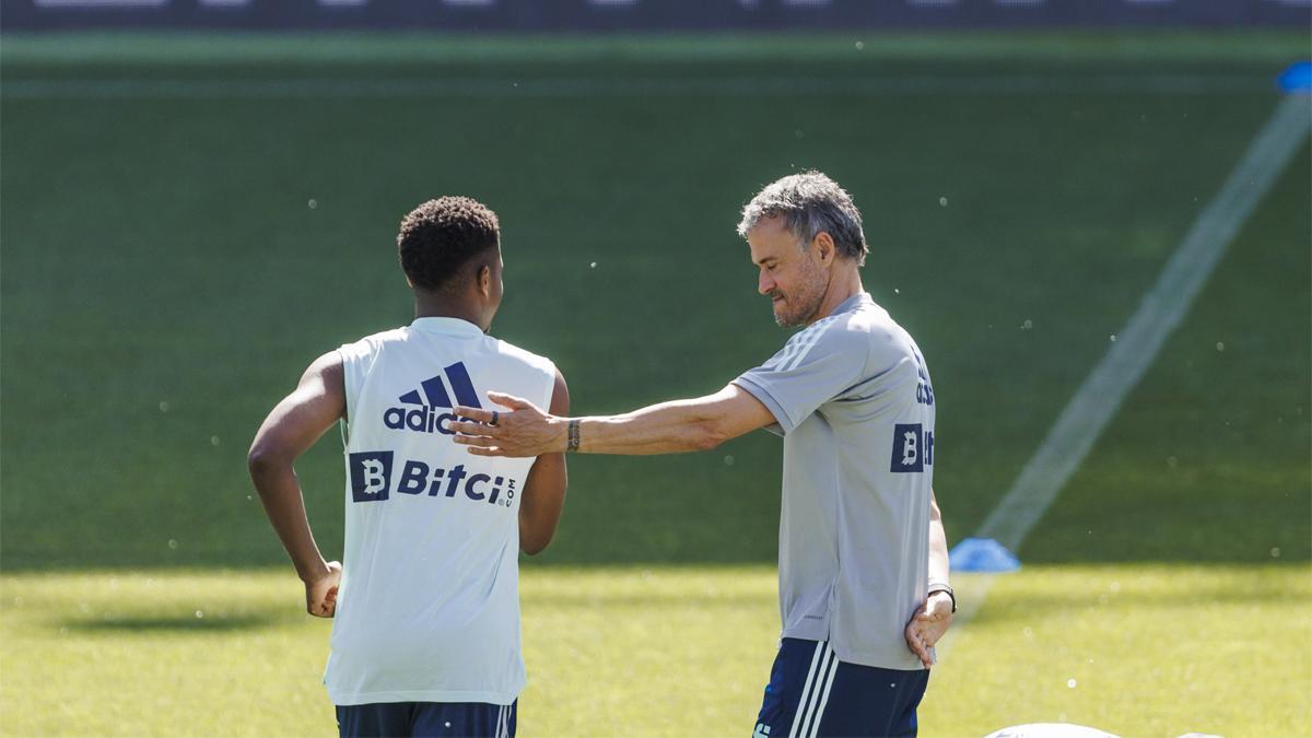 Ansu Fati conversa con Luis Enrique en un entrenamiento de la selección