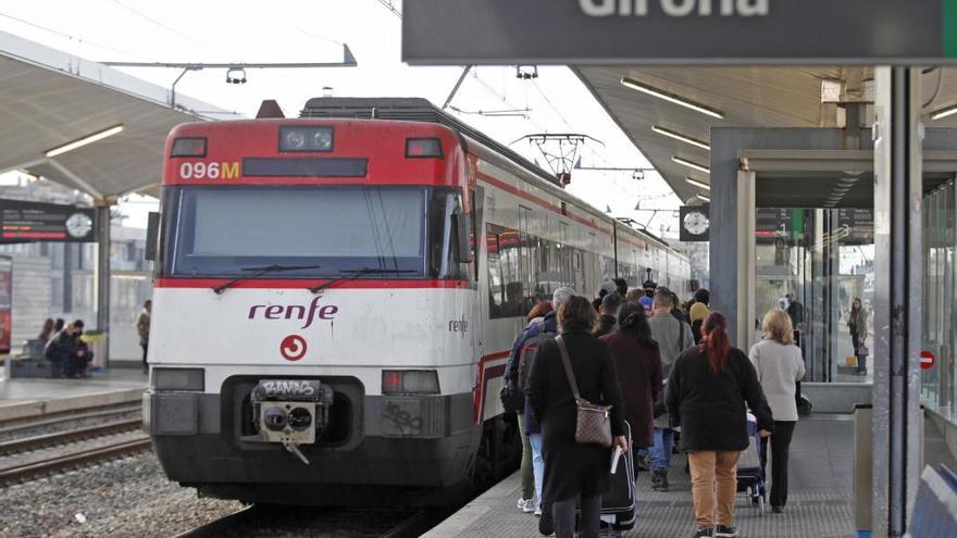 Un tren de Rodalies a l&#039;estació de Renfe de Girona