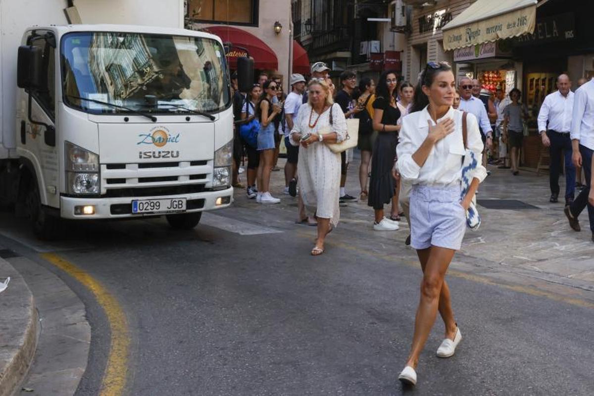 La reina Letizia, por la calle Jaime II de Palma de Mallorca, en el marco de su estancia en la isla balear. 