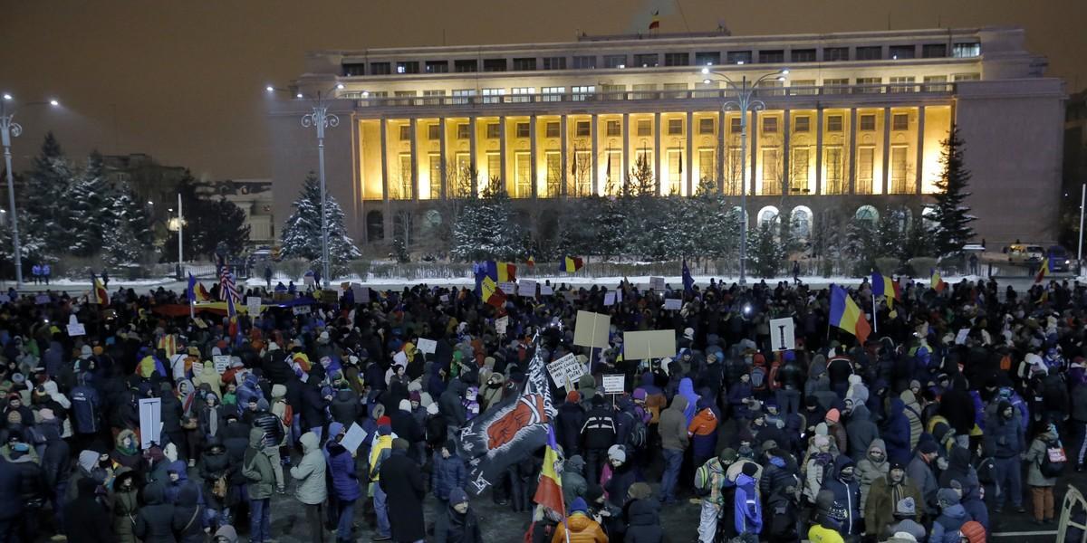 BUC04. Bucharest (Romania), 11/02/2017.- Romanians wave placards while chanting slogans during a protest against government in front of government headquarters, in Bucharest, Romania, 11 February 2017. Following mass protests, Romania’s government on 05 February repelled their controversial ordnance after on 04 February 2017 they announced the withdrawal of the disputed bill passed late 31 January as a government ordinance to pardon those sentenced to jail terms shorter than five years, and justice minister resigned on 08 February. Hundreds of people continue to gather and protest, despite low temperatures, after finishing their job hours, demanding now the governments resignation. (Bucarest, Protestas, Rumanía) EFE/EPA/ROBERT GHEMENT