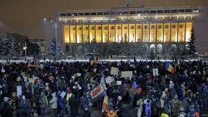 BUC04. Bucharest (Romania), 11/02/2017.- Romanians wave placards while chanting slogans during a protest against government in front of government headquarters, in Bucharest, Romania, 11 February 2017. Following mass protests, Romania’s government on 05 February repelled their controversial ordnance after on 04 February 2017 they announced the withdrawal of the disputed bill passed late 31 January as a government ordinance to pardon those sentenced to jail terms shorter than five years, and justice minister resigned on 08 February. Hundreds of people continue to gather and protest, despite low temperatures, after finishing their job hours, demanding now the governments resignation. (Bucarest, Protestas, Rumanía) EFE/EPA/ROBERT GHEMENT