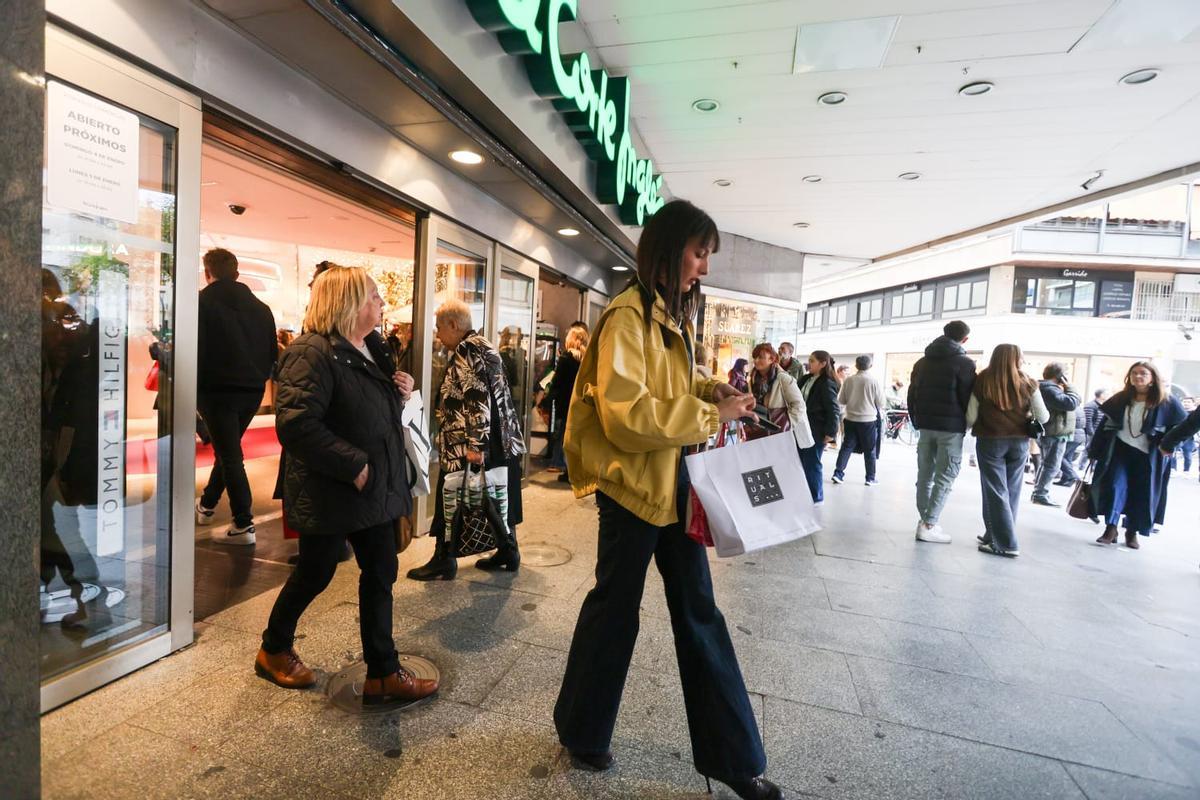 Calles abarrotadas en el centro de València para hacer las últimas compras de la Navidad