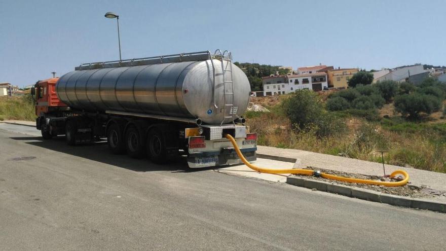 Uno de los camiones empleados para que Periana abastezca de agua potable a la también población axárquica de Colmenar.