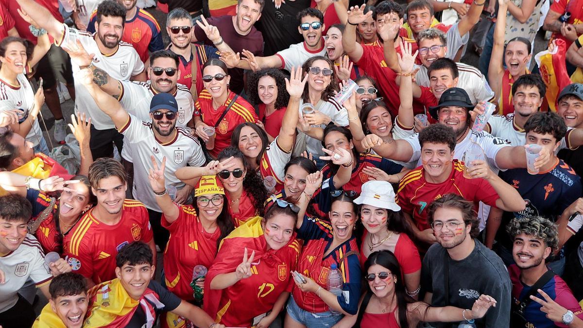 La marea roja invade Santa Cruz de Tenerife por el partido España-Argentina