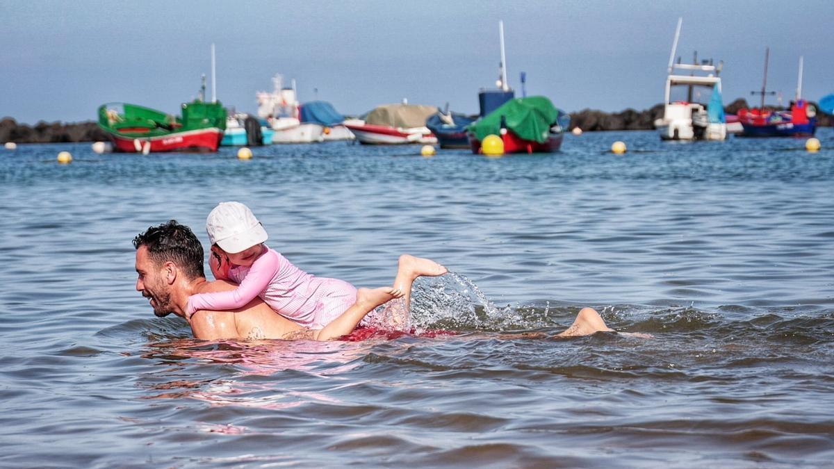 Los bañistas tratan de refugiarse del calor en la playa de las Teresitas, en Tenerife.